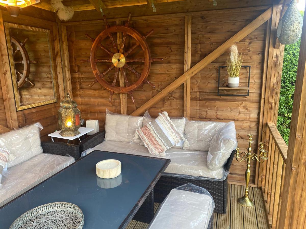 Stunning Guest With Private Hot Tub Rogerstone