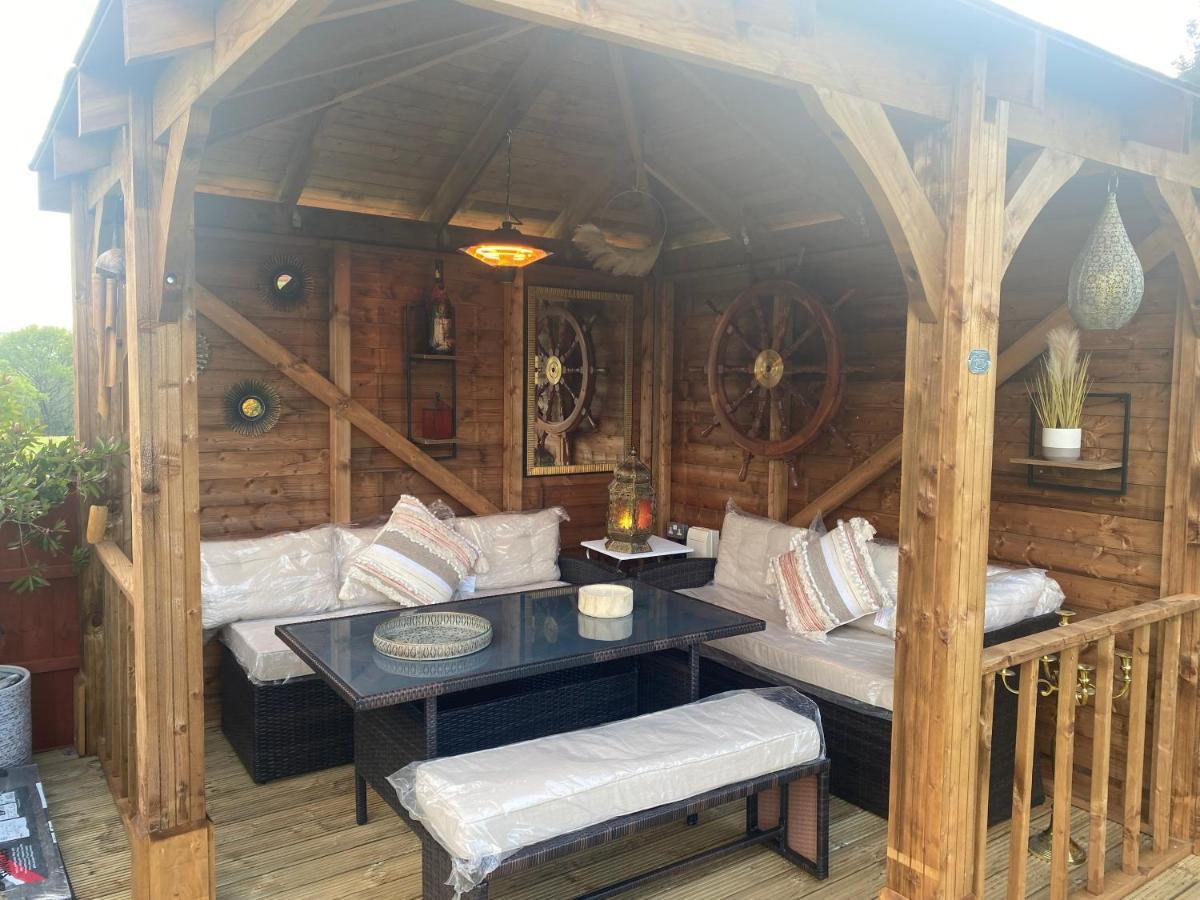 Stunning Guest With Private Hot Tub Rogerstone